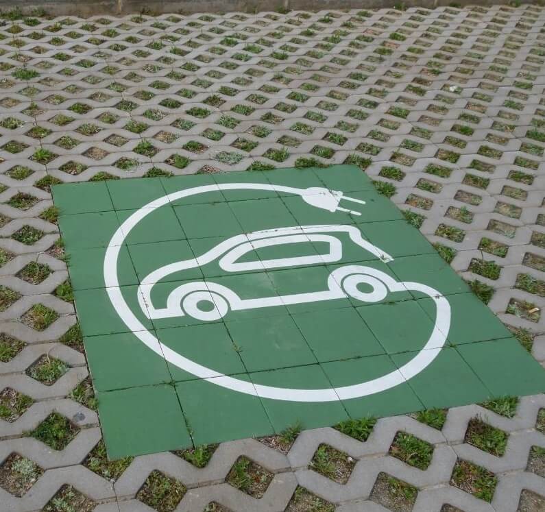 a1-Napelem a tetőre, elektromos töltő az autónak
